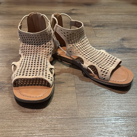 Woman's Lucky Brand Bartega Gladiator Sandal in Dusty Sand. Size 8 - Picture 3 of 8